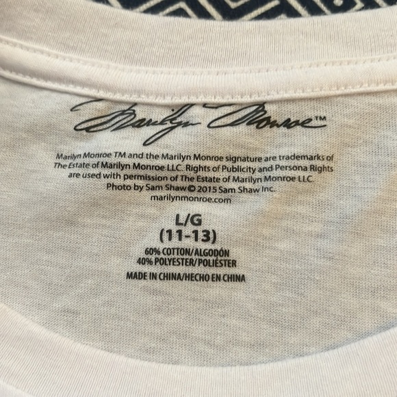 🎬 White Marilyn Monroe women’s photograph tee size Large EUC - Picture 3 of 4